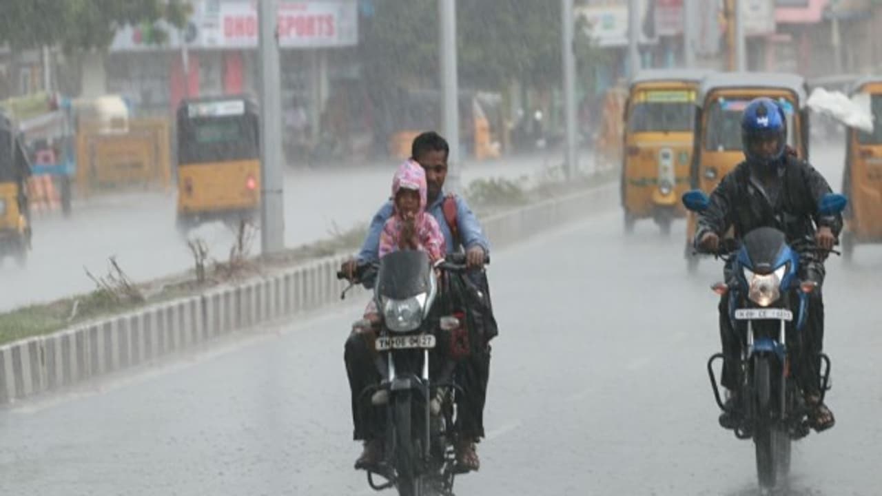 கொட்டித்தீர்க்கும் மழை .. 5 மாவட்டங்களில் பெய்ய வாய்ப்பு.. எந்தெந்த மாவட்டங்கள் என்று தெரியுமா ? கொட்டித்தீர்க்கும் மழை .. 5 மாவட்டங்களில் பெய்ய வாய்ப்பு.. எந்தெந்த மாவட்டங்கள் என்று தெரியுமா ?