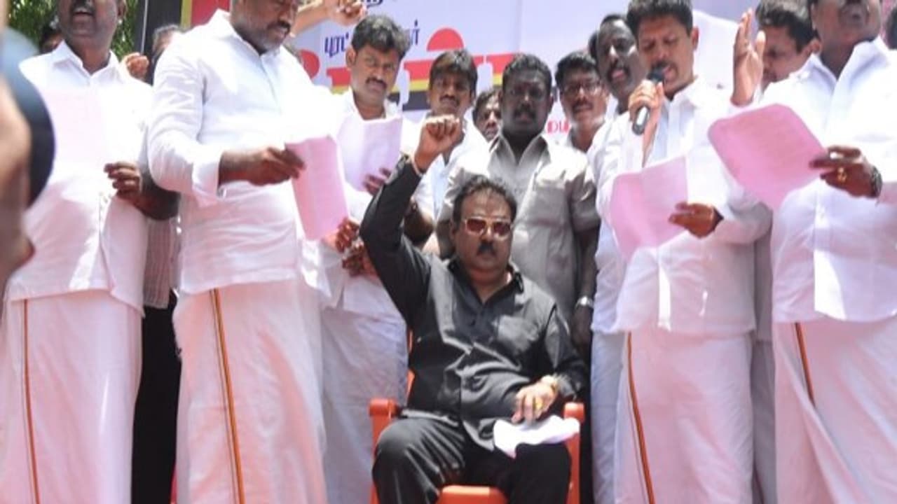 ஸ்டெர்லைட் ஆலையை உடனே மூடுங்கள்...! விஜயகாந்த் தலைமையில் ஆர்ப்பாட்டம் ஸ்டெர்லைட் ஆலையை உடனே மூடுங்கள்...! விஜயகாந்த் தலைமையில் ஆர்ப்பாட்டம்