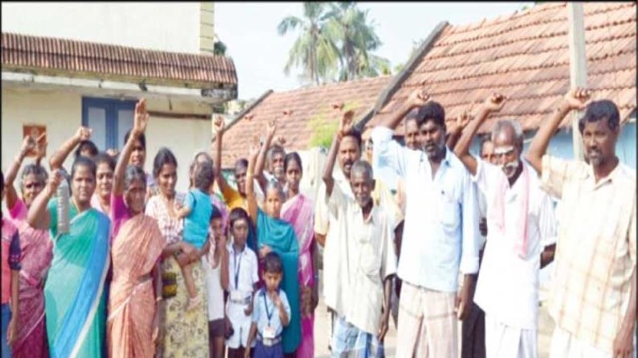 குடிநீரில் கழிவுநீர்; துர்நாற்றத்துடன், புழுக்களும் இருந்ததால் மக்கள் ஆத்திரம்... குடிநீரில் கழிவுநீர்; துர்நாற்றத்துடன், புழுக்களும் இருந்ததால் மக்கள் ஆத்திரம்...