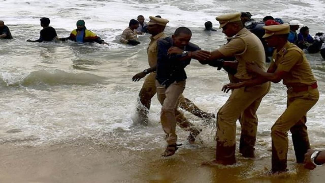 கடலில் இறங்கிய மாணவர்கள் ....மெரினாவில் மீண்டும் பதற்றம் ...போலீசார் பெரும் தவிப்பு ... கடலில் இறங்கிய மாணவர்கள் ....மெரினாவில் மீண்டும் பதற்றம் ...போலீசார் பெரும் தவிப்பு ...