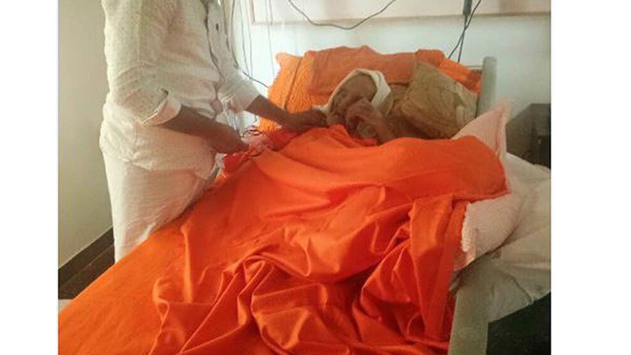 ಸಿದ್ಧಗಂಗಾ ಶ್ರೀಗಳಿಗೆ ಶಸ್ತ್ರಚಿಕಿತ್ಸೆ ಯಶಸ್ವಿ; ಚಿಕಿತ್ಸೆಗೆ ಸ್ಪಂದಿಸುತ್ತಿರುವ ಶ್ರೀಗಳು ಸಿದ್ಧಗಂಗಾ ಶ್ರೀಗಳಿಗೆ ಶಸ್ತ್ರಚಿಕಿತ್ಸೆ ಯಶಸ್ವಿ; ಚಿಕಿತ್ಸೆಗೆ ಸ್ಪಂದಿಸುತ್ತಿರುವ ಶ್ರೀಗಳು