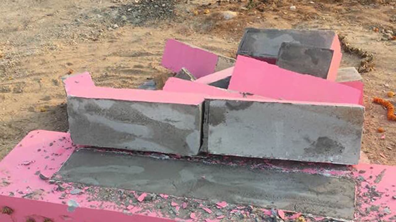 కేసిఆర్ శిలాఫలకానికి ఏ గతి పట్టిందో చూడండి కేసిఆర్ శిలాఫలకానికి ఏ గతి పట్టిందో చూడండి