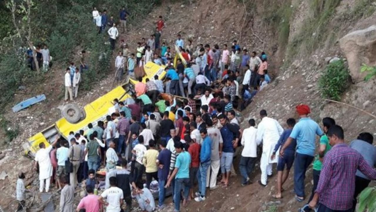 குலை நடுங்க வைக்கும் ஆக்ஸிடென்ட்…. பள்ளத்தில் பள்ளிப் பேருந்து விழுந்ததில் 30 குழந்தைகள் பலி !! குலை நடுங்க வைக்கும் ஆக்ஸிடென்ட்…. பள்ளத்தில் பள்ளிப் பேருந்து விழுந்ததில் 30 குழந்தைகள் பலி !!