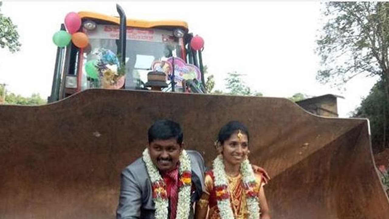 വധൂഗൃഹത്തിലേക്ക് പോയത് ജെസിബിയിൽ: വ്യത്യസ്തമായി ഒരു വിവാഹയാത്ര വധൂഗൃഹത്തിലേക്ക് പോയത് ജെസിബിയിൽ: വ്യത്യസ്തമായി ഒരു വിവാഹയാത്ര