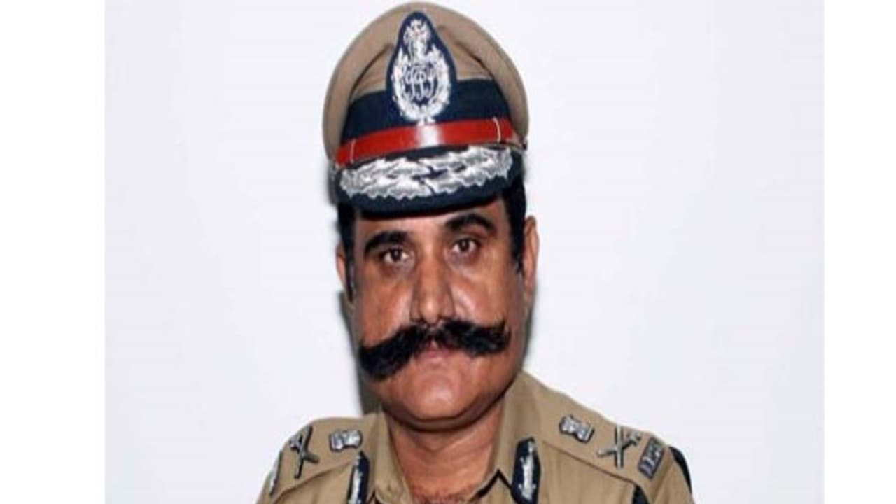 ஜாங்கிட் பதவி உயர்வு... நீக்கப்பட்டது இடைக்கால தடை உயர்நீதிமன்றம் அதிரடி!! ஜாங்கிட் பதவி உயர்வு... நீக்கப்பட்டது இடைக்கால தடை உயர்நீதிமன்றம் அதிரடி!!