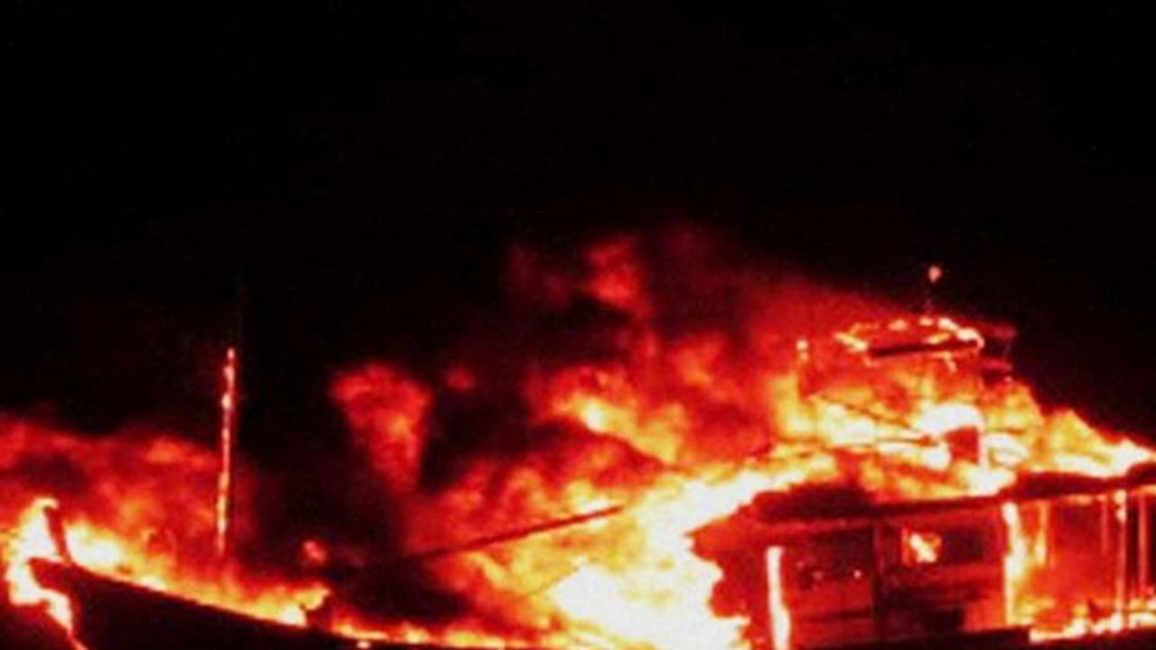 ಮೀನುಗಾರಿಕಾ ಬೋಟ್`ಗೆ ಬೆಂಕಿ: ಒಬ್ನನ ಸಾವು ಮೀನುಗಾರಿಕಾ ಬೋಟ್`ಗೆ ಬೆಂಕಿ: ಒಬ್ನನ ಸಾವು