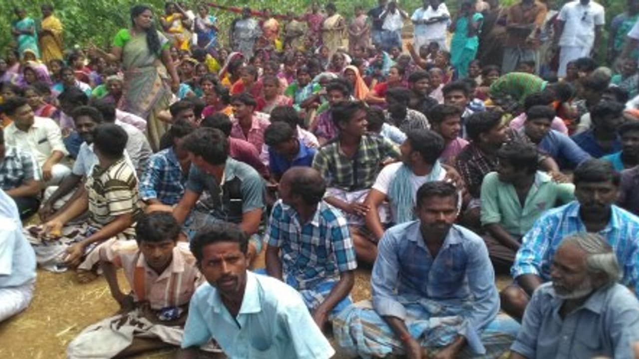 விஸ்வரூபம் எடுக்கும் மக்கள் போராட்டம் – கதிராமங்கலத்தில் 4வது நாளாக கடையடைப்பு! விஸ்வரூபம் எடுக்கும் மக்கள் போராட்டம் – கதிராமங்கலத்தில் 4வது நாளாக கடையடைப்பு!