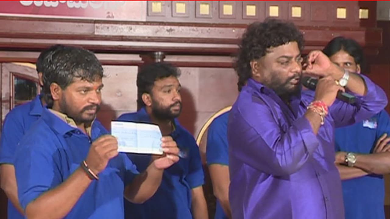 ಅನಾರೋಗ್ಯ ಪೀಡಿತ ಆಟೋ ಡ್ರೈವರ್'ಗೆ ಹುಚ್ಚ ವೆಂಕಟ್ ಆರ್ಥಿಕ ನೆರವು ಅನಾರೋಗ್ಯ ಪೀಡಿತ ಆಟೋ ಡ್ರೈವರ್'ಗೆ ಹುಚ್ಚ ವೆಂಕಟ್ ಆರ್ಥಿಕ ನೆರವು