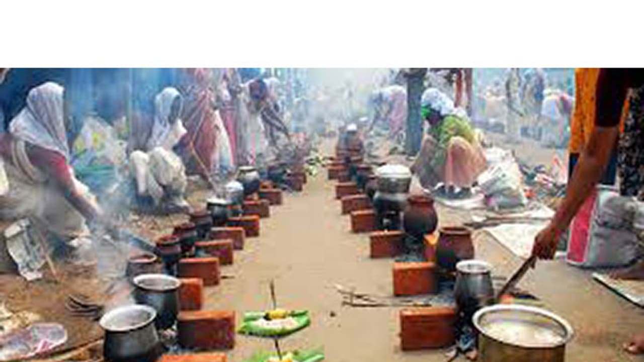 പൊങ്കാല അടുപ്പിനായി എത്തിക്കുന്ന ഇഷ്ടികകള് കൊണ്ട് ബ്രിക്ക് ഇന്സ്റ്റലേഷന് പൊങ്കാല അടുപ്പിനായി എത്തിക്കുന്ന ഇഷ്ടികകള് കൊണ്ട് ബ്രിക്ക് ഇന്സ്റ്റലേഷന്