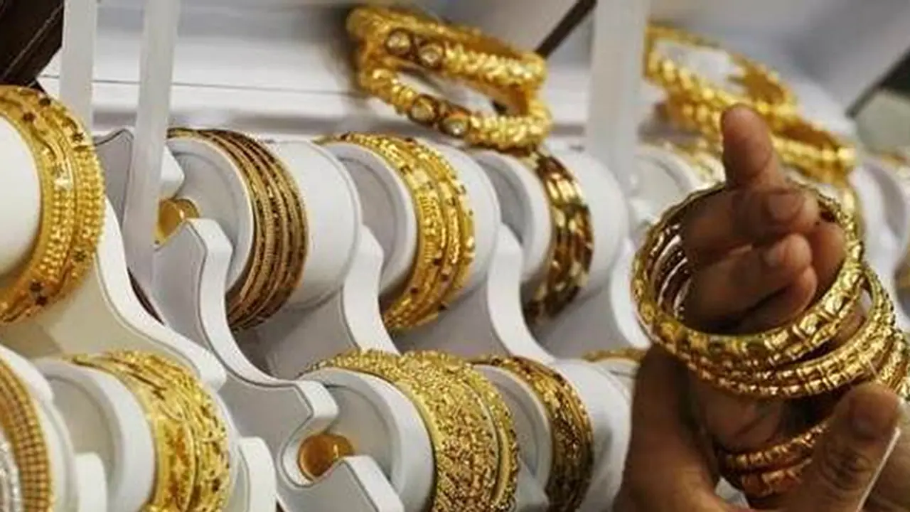 ಹೊಡಿ ಒಂಬತ್: ಚಿನ್ನದ ದರದಲ್ಲಿ ಭಾರೀ ಇಳಿಕೆ! ಹೊಡಿ ಒಂಬತ್: ಚಿನ್ನದ ದರದಲ್ಲಿ ಭಾರೀ ಇಳಿಕೆ!