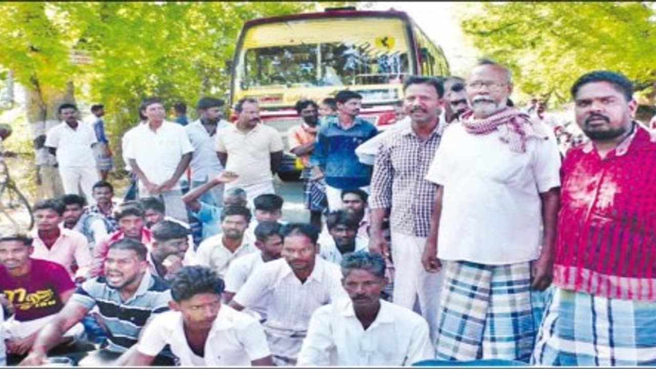 குடிநீரும் இல்லை, சாலையும் இல்லை, புகார் கொடுத்தா நடவடிக்கையும் இல்லை – போராட்டத்தில் குதித்த மக்கள்…