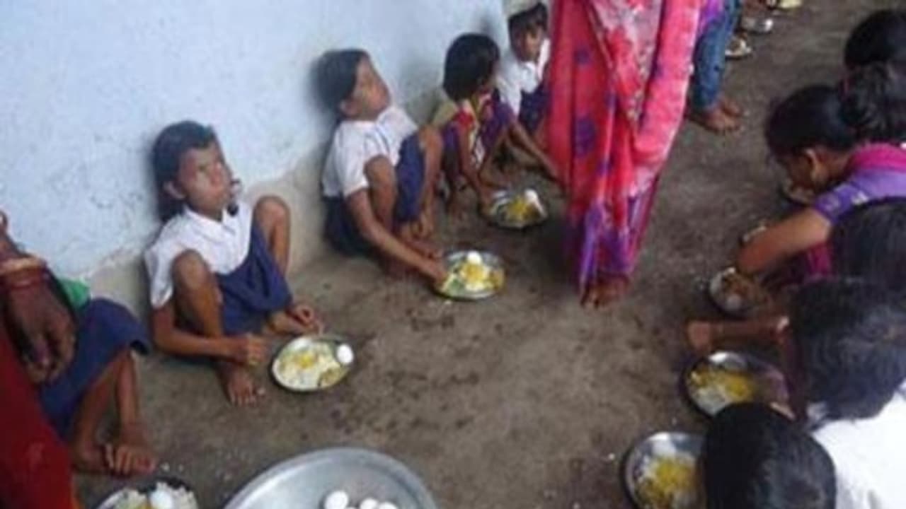 சத்துணவு திட்டத்தில் இனி 6 முட்டைகள்...! சத்துணவு திட்டத்தில் இனி 6 முட்டைகள்...!