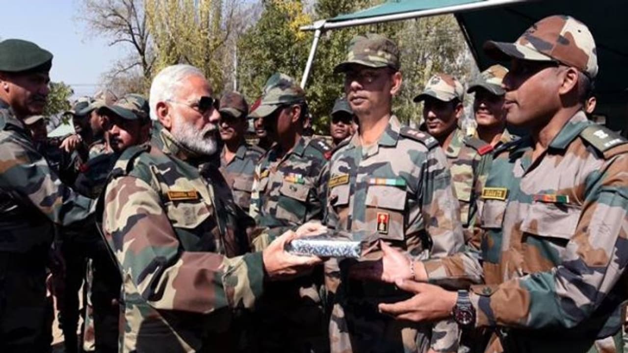 ராணுவத்தினருடன் காஷ்மீரில் தீபாவளி கொண்டாடிய மோடி ராணுவத்தினருடன் காஷ்மீரில் தீபாவளி கொண்டாடிய மோடி