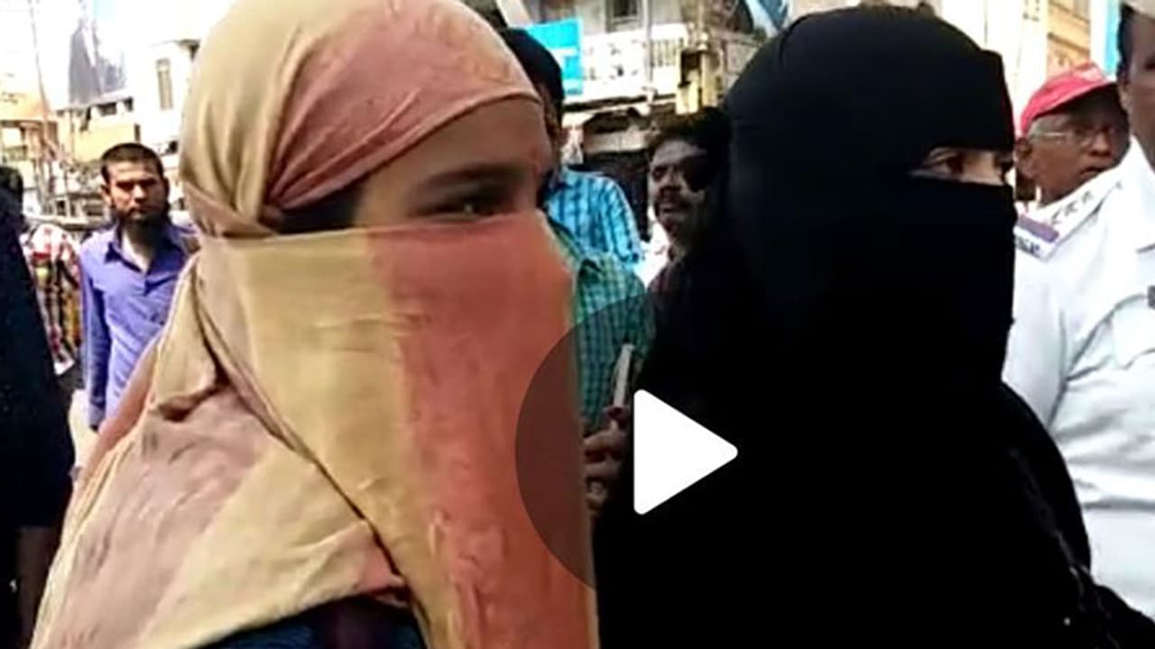 వెంటపడ్డ ఆకతాయిని ఈ అమ్మాయిలు ఏం చేశారంటే (వీడియో) వెంటపడ్డ ఆకతాయిని ఈ అమ్మాయిలు ఏం చేశారంటే (వీడియో)