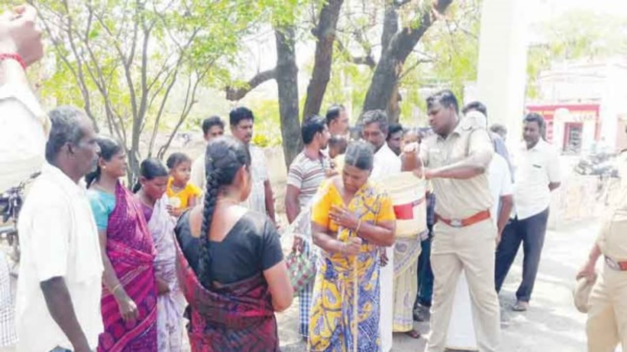 ஒரே குடும்பத்தை சேர்ந்த 12 பேர் தீக்குளிக்க முயற்சி விளை நிலத்தை கையகப்படுத்தியதால் விபரீதம்... ஒரே குடும்பத்தை சேர்ந்த 12 பேர் தீக்குளிக்க முயற்சி விளை நிலத்தை கையகப்படுத்தியதால் விபரீதம்...