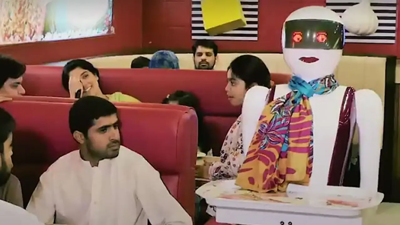 Meet Amy, Pakistan's first robot waitress who serves pizza Meet Amy, Pakistan's first robot waitress who serves pizza