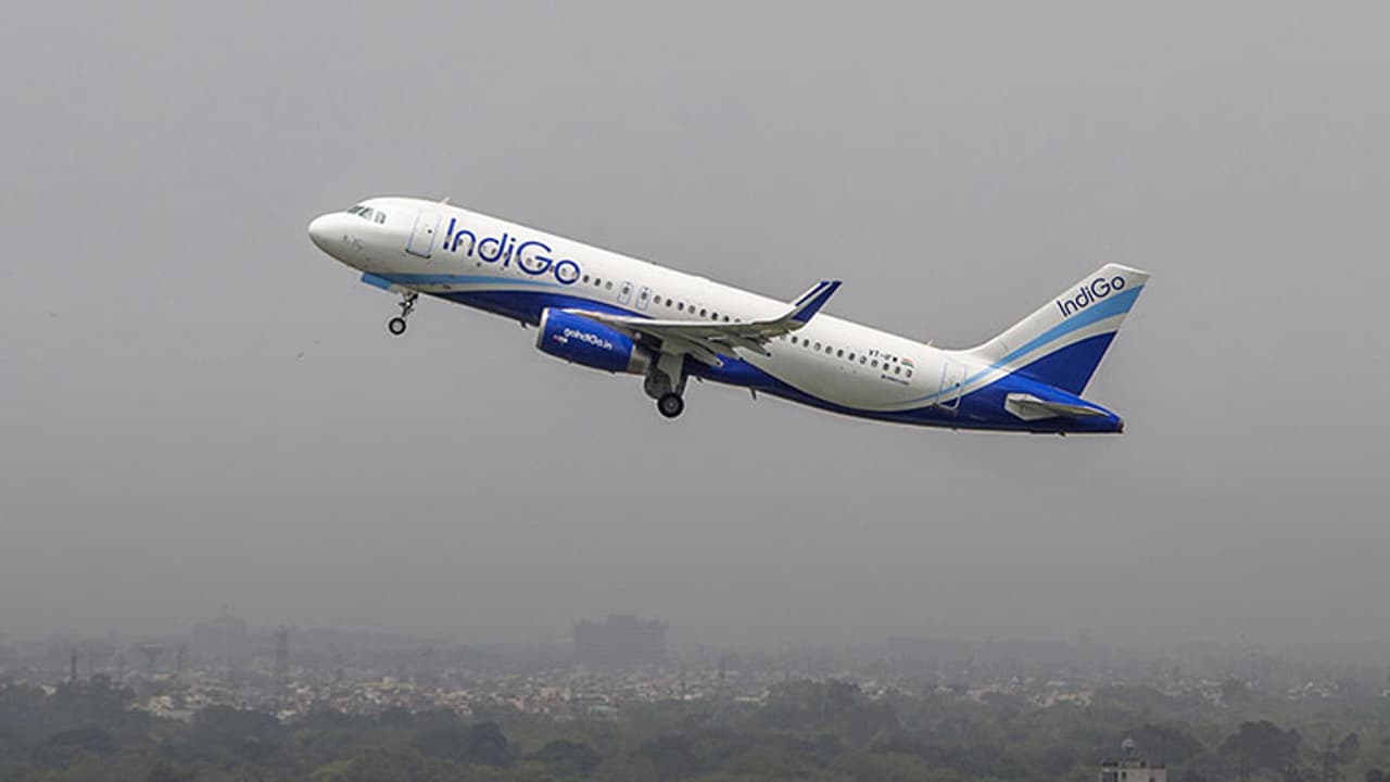 ದುಬೈನಿಂದ ಭಾರತಕ್ಕೆ ಹಾರುತ್ತಿದ್ದ ವಿಮಾನದಲ್ಲಿ ಕುಡಿದು ಗಲಾಟೆ, ತಾಯ್ನಾಡಿಗೆ ಕಾಲಿಟ್ಟ ತಕ್ಷಣ ಕೈಗೆ ಕೋಳ! 