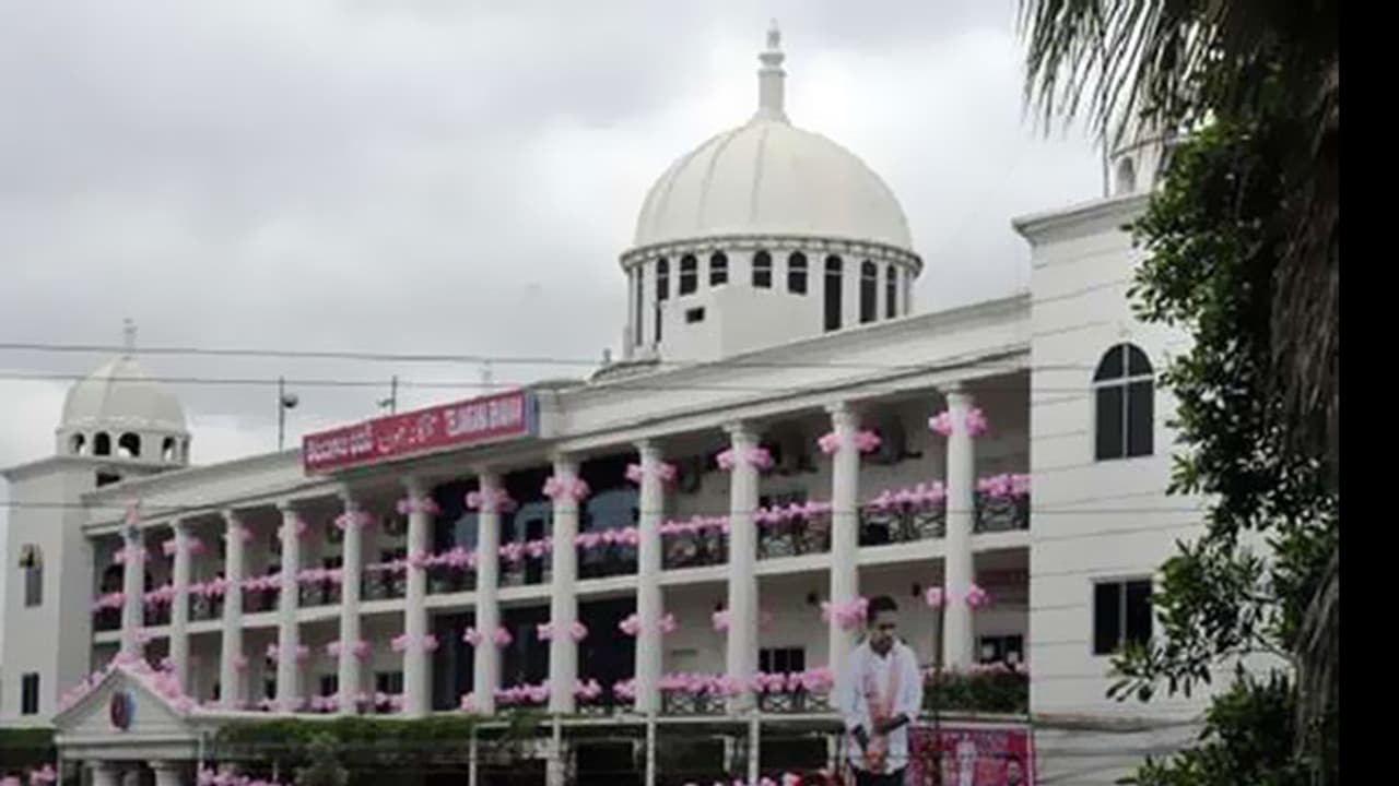 తెలంగాణ భవన్ కు రేవంత్ సర్కార్ నోటీసులు... తెలంగాణ భవన్ కు రేవంత్ సర్కార్ నోటీసులు...