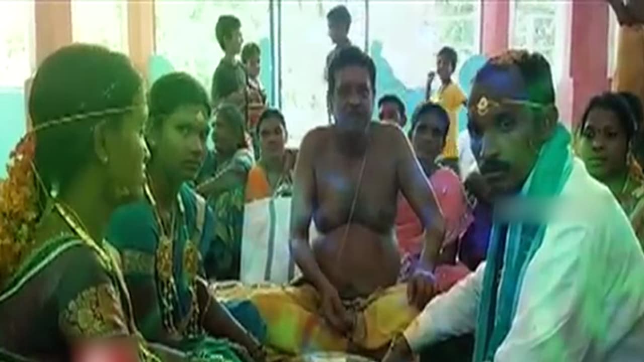 ಒಂದೇ ಮಂಟಪದಲ್ಲಿ ಇಬ್ಬರು ಹೆಂಡ್ತೀರನ್ನ ವರಿಸಿದ ಏಕೈಕ ಗಂಡ! ಒಂದೇ ಮಂಟಪದಲ್ಲಿ ಇಬ್ಬರು ಹೆಂಡ್ತೀರನ್ನ ವರಿಸಿದ ಏಕೈಕ ಗಂಡ!