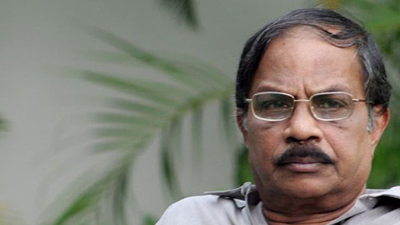 Gyanpeeth winner raps demonetization; Pak geeks hack his website!