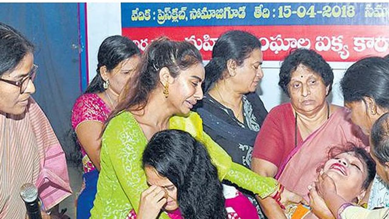 പൊതുവേദിയില് പൊട്ടിക്കരഞ്ഞ് നടിമാര് പൊതുവേദിയില് പൊട്ടിക്കരഞ്ഞ് നടിമാര്