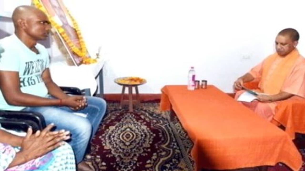 "இனிமே நான் தரையிலேயே உட்கார்ந்துக்கிறேன்" அதிகாரிகளுக்கு உத்தரவிட்டு அதிரவைத்த ஆதித்யநாத் "இனிமே நான் தரையிலேயே உட்கார்ந்துக்கிறேன்" அதிகாரிகளுக்கு உத்தரவிட்டு அதிரவைத்த ஆதித்யநாத்