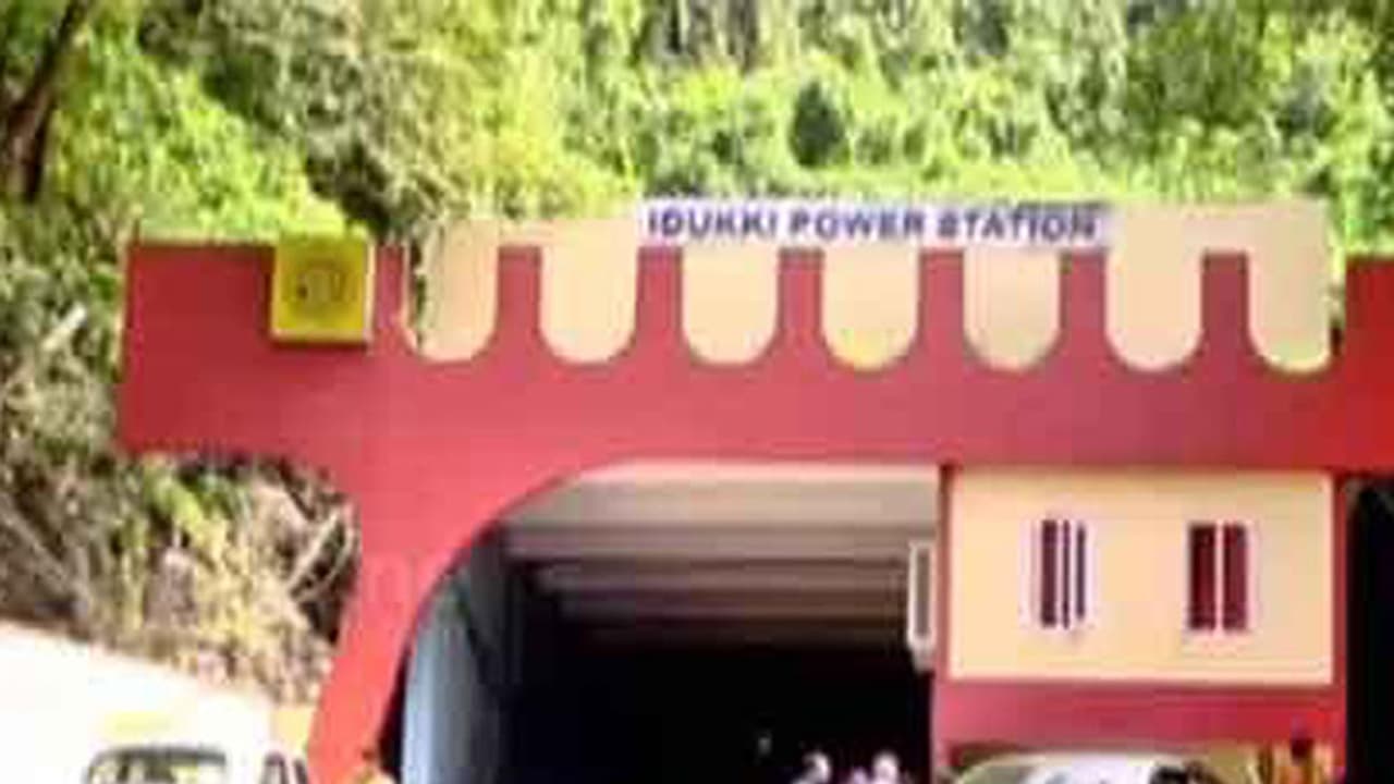 മൂലമറ്റത്ത് വീണ്ടും പൊട്ടിത്തെറി; നിലയത്തിന്റെ പ്രവർത്തനം നിർത്തിവച്ചു മൂലമറ്റത്ത് വീണ്ടും പൊട്ടിത്തെറി; നിലയത്തിന്റെ പ്രവർത്തനം നിർത്തിവച്ചു