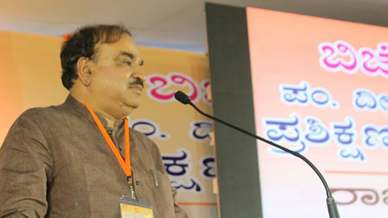 ನಾಡಧ್ವಜದಿಂದ ದೇಶದ ಘನತೆ, ಸಮಗ್ರತೆಗೆ ಅಪಾಯ: ಅನಂತ್ ಕುಮಾರ್ ನಾಡಧ್ವಜದಿಂದ ದೇಶದ ಘನತೆ, ಸಮಗ್ರತೆಗೆ ಅಪಾಯ: ಅನಂತ್ ಕುಮಾರ್