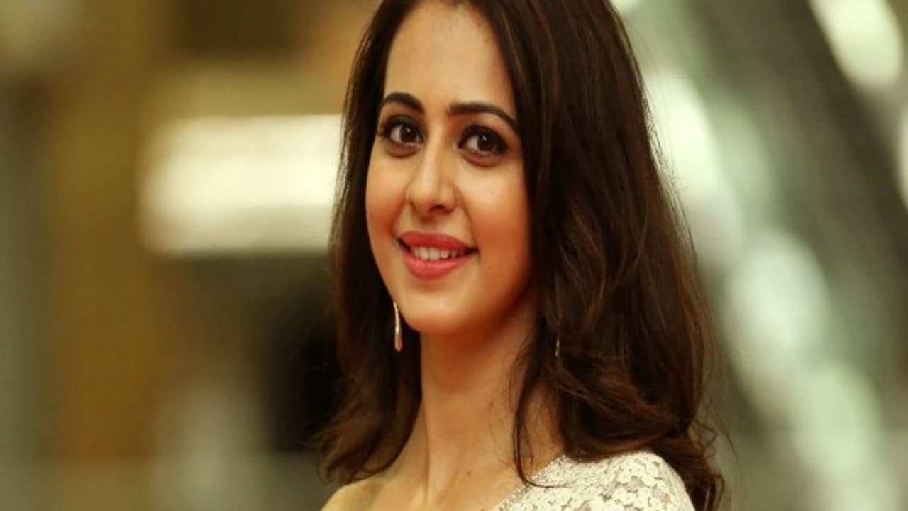 பொது மேடையில் ஆடையால் ஏற்பட்ட அசிங்கம்...! காற்றில் பறந்த ரகுள் ப்ரீத் சிங் மானம்..! வெளியானது வீடியோ..! பொது மேடையில் ஆடையால் ஏற்பட்ட அசிங்கம்...! காற்றில் பறந்த ரகுள் ப்ரீத் சிங் மானம்..! வெளியானது வீடியோ..!