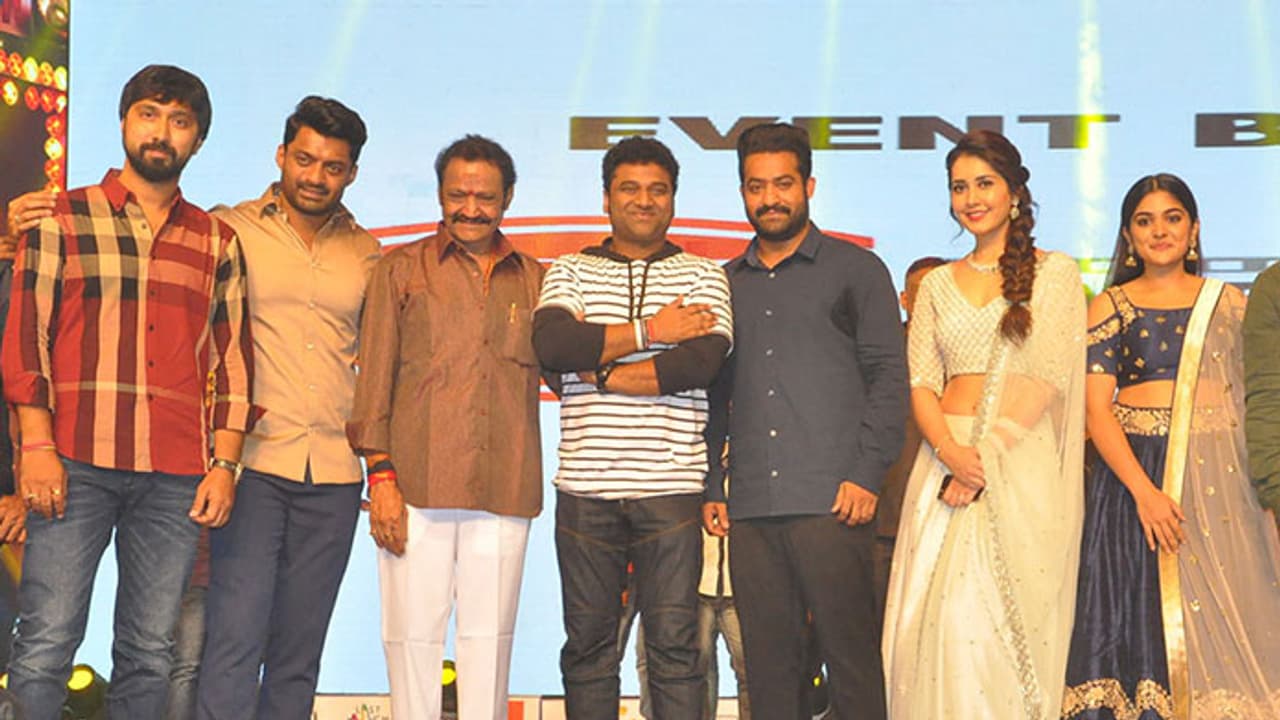 మీరు గర్వంగా తలెత్తుకుని తిరిగేలా రక్తం ధారపోసి పోరాడతా : ఎన్టీఆర్ మీరు గర్వంగా తలెత్తుకుని తిరిగేలా రక్తం ధారపోసి పోరాడతా : ఎన్టీఆర్