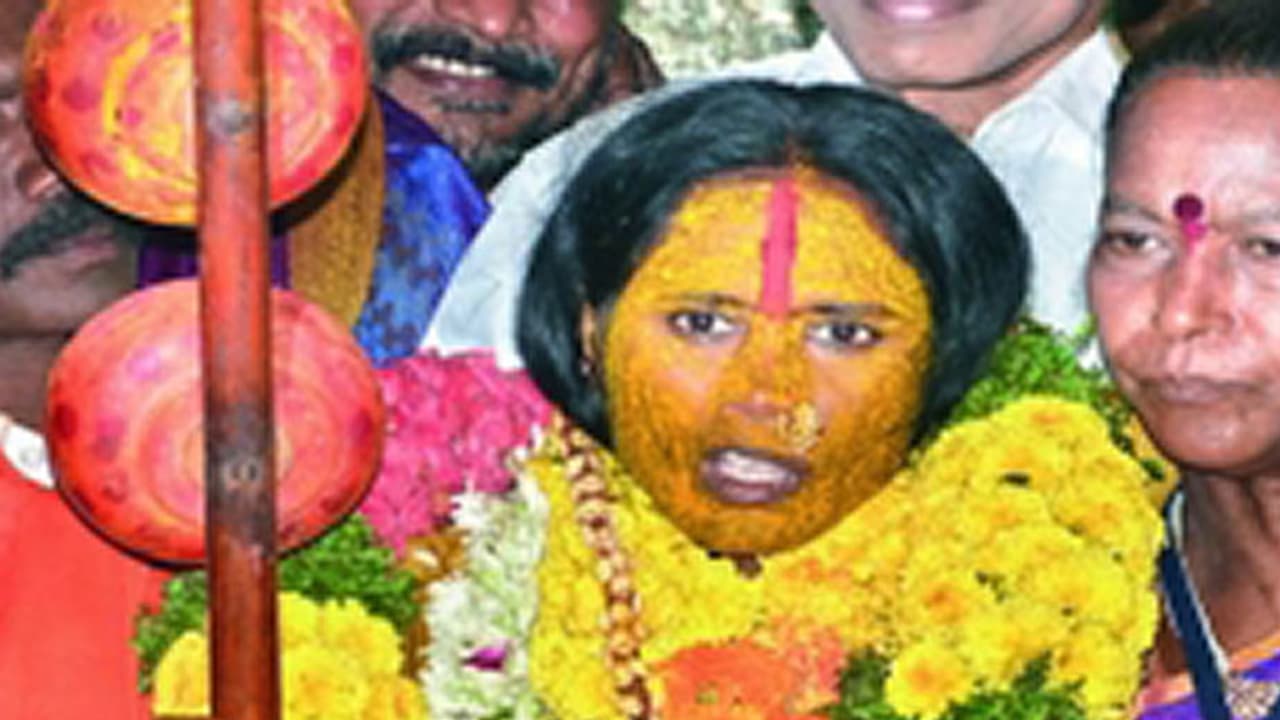 మహమ్మారి వచ్చినా నన్ను నమ్మినందుకు...: రంగంలో స్వర్ణలత భవిష్యవాణి మహమ్మారి వచ్చినా నన్ను నమ్మినందుకు...: రంగంలో స్వర్ణలత భవిష్యవాణి