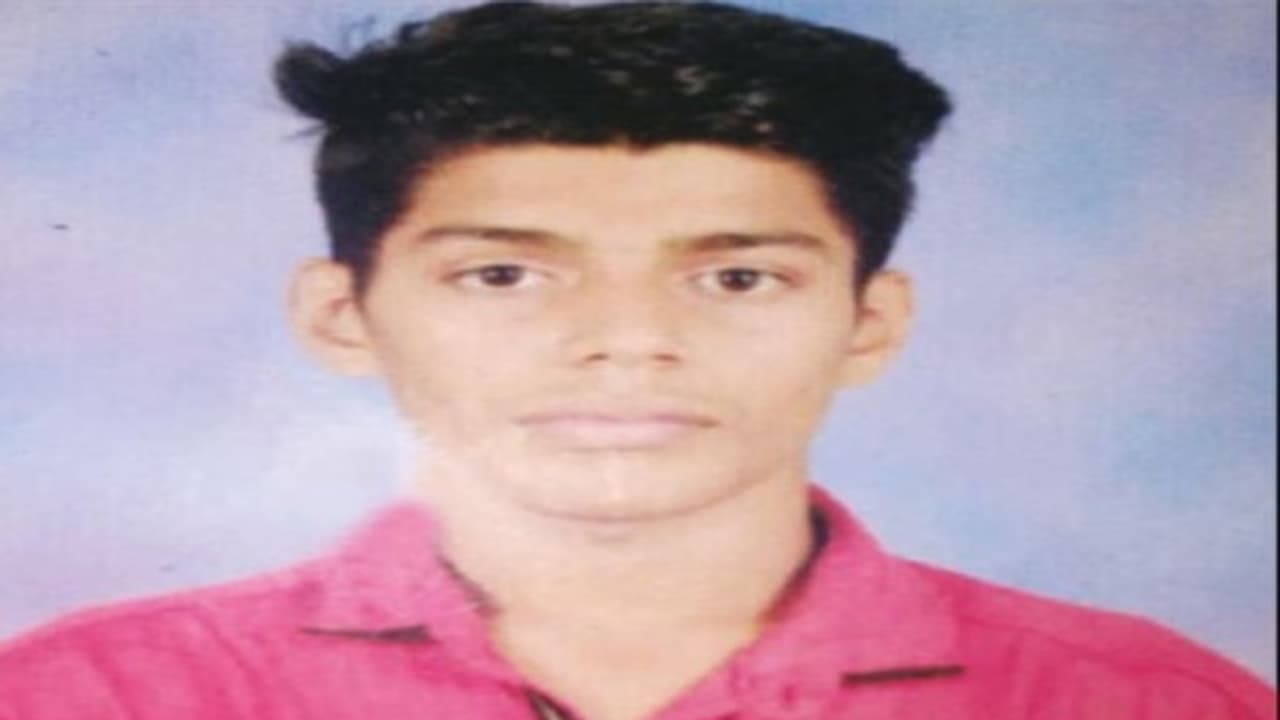 லைக் கு ஆசைப்பட்டு உயிரை விட்ட மாணவர்; ஓடும் இரயில் அருகில் "செல்பி" எடுக்கும்போது விபரீதம்... லைக் கு ஆசைப்பட்டு உயிரை விட்ட மாணவர்; ஓடும் இரயில் அருகில் "செல்பி" எடுக்கும்போது விபரீதம்...