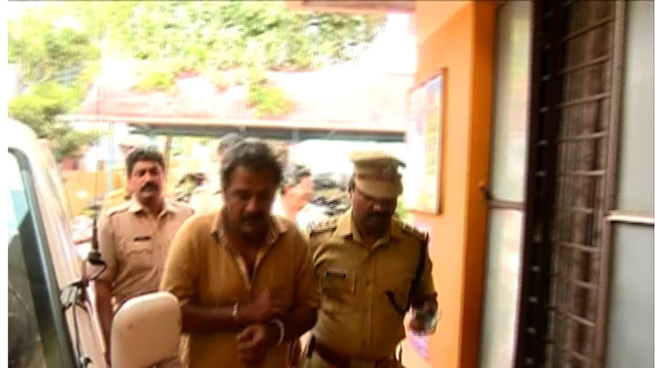 കുണ്ടറയില് ജ്വല്ലറി മോഷണക്കേസില് അറസ്റ്റിലായ മനോജ് നിരവധി കേസുകളില് പ്രതി കുണ്ടറയില് ജ്വല്ലറി മോഷണക്കേസില് അറസ്റ്റിലായ മനോജ് നിരവധി കേസുകളില് പ്രതി