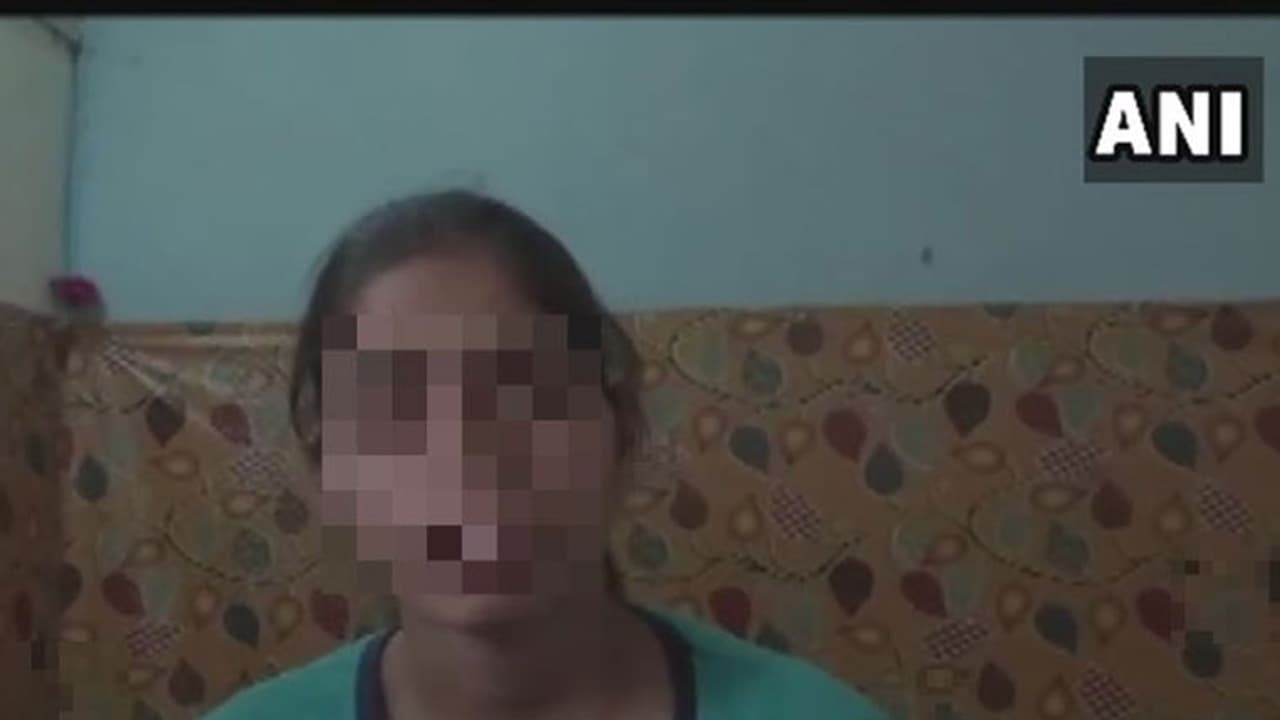 ഓട്ടോയില് വച്ച് പീഡന ശ്രമം; കോണ്സ്റ്റബിളിനെ മര്ദിച്ച് പെണ്കുട്ടി പൊലീസ് സറ്റേഷനിലെത്തിച്ചു ഓട്ടോയില് വച്ച് പീഡന ശ്രമം; കോണ്സ്റ്റബിളിനെ മര്ദിച്ച് പെണ്കുട്ടി പൊലീസ് സറ്റേഷനിലെത്തിച്ചു