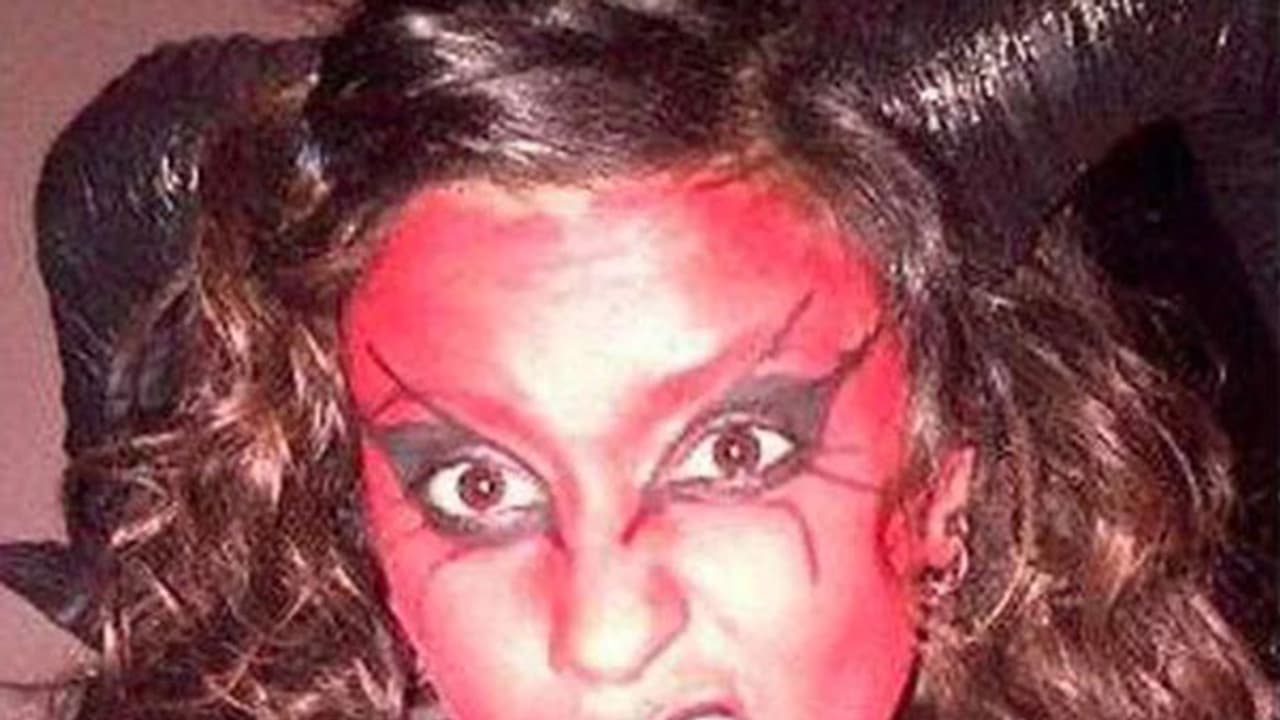 ചെകുത്താന്റെ വേഷമണിഞ്ഞ് മണിക്കൂറുകള്ക്കകം പ്രമുഖ മോഡല് തൂങ്ങിമരിച്ചു ചെകുത്താന്റെ വേഷമണിഞ്ഞ് മണിക്കൂറുകള്ക്കകം പ്രമുഖ മോഡല് തൂങ്ങിമരിച്ചു