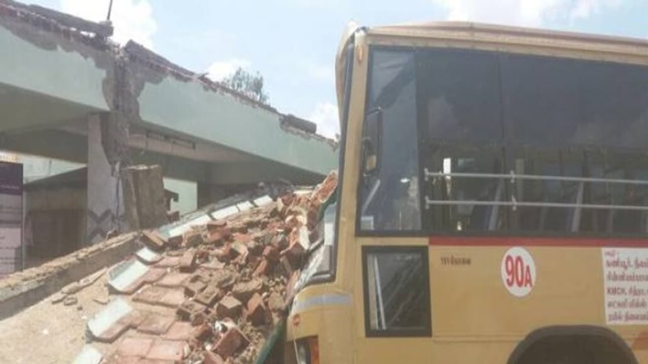 சோமனூர் விபத்தில் 5 பேர் பலி நிவாரணத் தொகையை ஏற்க உறவினர்கள் மறுப்பு... சோமனூர் விபத்தில் 5 பேர் பலி நிவாரணத் தொகையை ஏற்க உறவினர்கள் மறுப்பு...