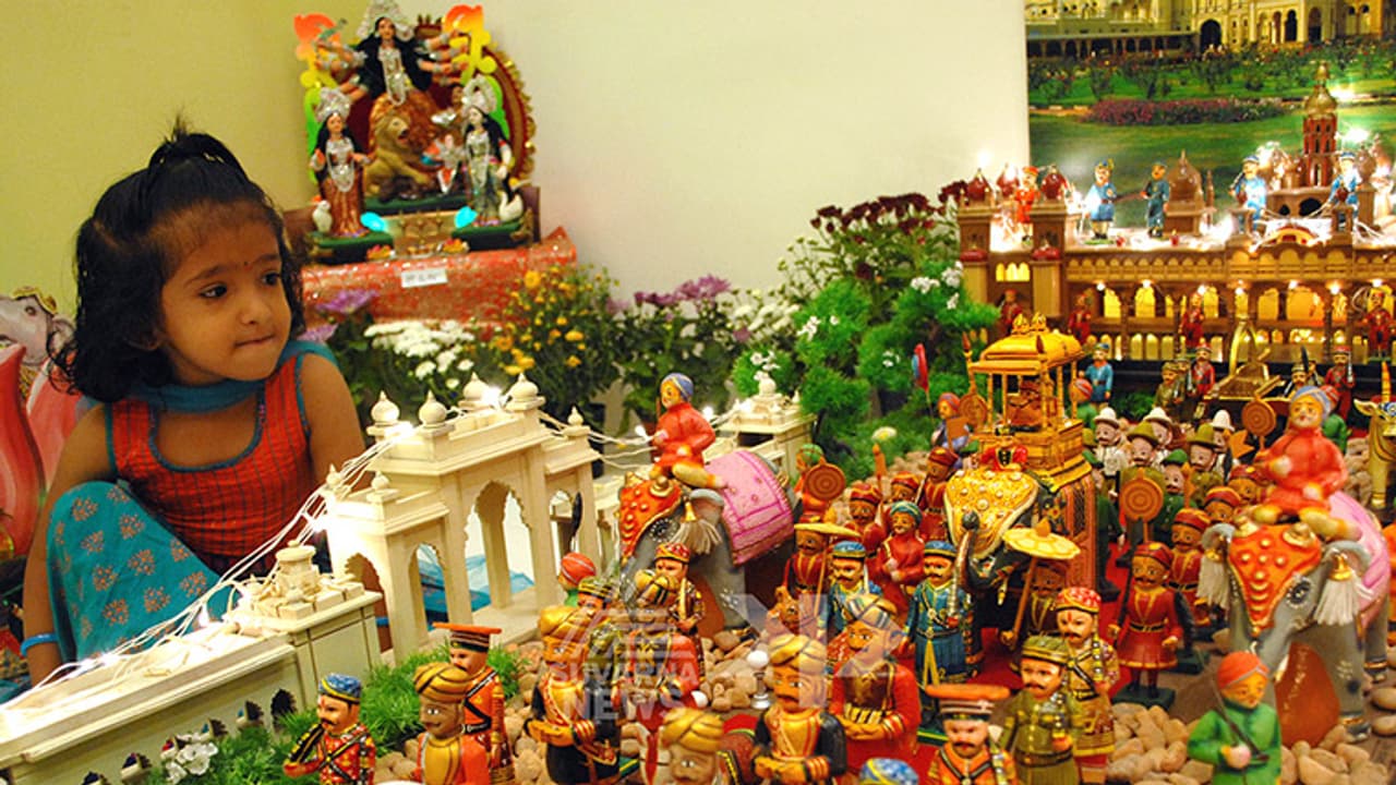 ಗರುಡಾ ಮಾಲ್'ನಲ್ಲಿ ದಸರಾ ಕಳೆ; ಆತ್ಮೀಯವಾಗಿ ಸ್ವಾಗತಿಸುತ್ತವೆ ದಸರಾ ಬೊಂಬೆಗಳು ಗರುಡಾ ಮಾಲ್'ನಲ್ಲಿ ದಸರಾ ಕಳೆ; ಆತ್ಮೀಯವಾಗಿ ಸ್ವಾಗತಿಸುತ್ತವೆ ದಸರಾ ಬೊಂಬೆಗಳು