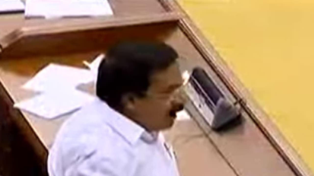 ഉമ്മൻ ചാണ്ടിയുടെ പേരു പറഞ്ഞ ചെന്നിത്തലക്ക് പിണറായിയുടെ കൊട്ട് ഉമ്മൻ ചാണ്ടിയുടെ പേരു പറഞ്ഞ ചെന്നിത്തലക്ക് പിണറായിയുടെ കൊട്ട്