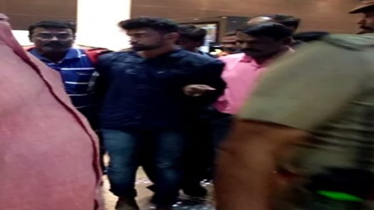 சென்னை கொண்டுவரப்பட்ட தஷ்வந்த் …. காவலில் எடுத்து விசாரிக்க போலீசுக்கு அனுமதி !!! சென்னை கொண்டுவரப்பட்ட தஷ்வந்த் …. காவலில் எடுத்து விசாரிக்க போலீசுக்கு அனுமதி !!!