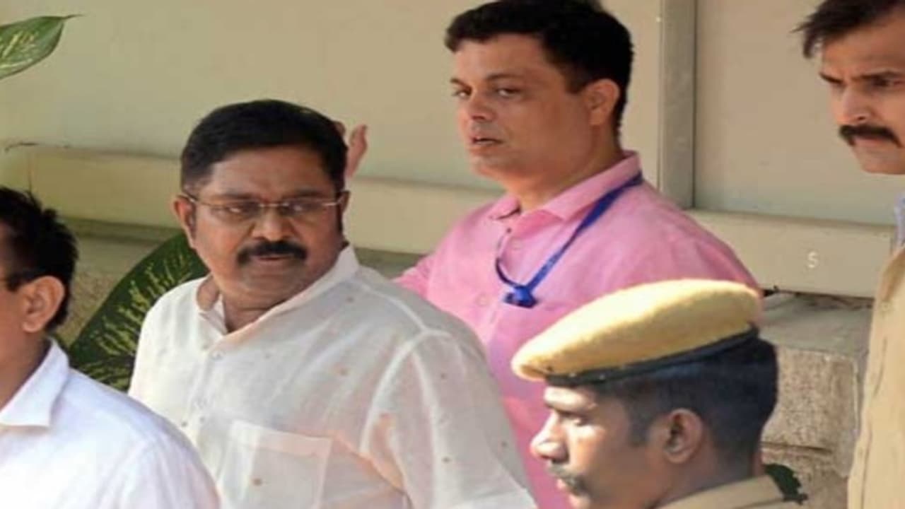 ஏசி காரை மாத்து! எஸ்கார்டு காருல ஏத்து! தினகரனை நோகடித்த டெல்லி ஆர்டர்... ஏசி காரை மாத்து! எஸ்கார்டு காருல ஏத்து! தினகரனை நோகடித்த டெல்லி ஆர்டர்...