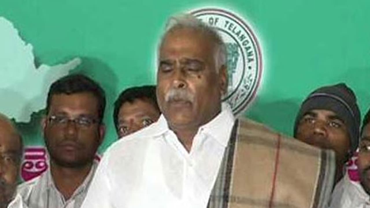 కాంగ్రెస్లోకి: బీఆర్ఎస్కు రాజీనామా చేసిన కోనేరు కోనప్ప కాంగ్రెస్లోకి: బీఆర్ఎస్కు రాజీనామా చేసిన కోనేరు కోనప్ప