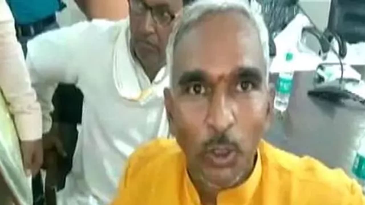 മോദിയുടെ താക്കീതിന് പുല്ലുവില; മമത ബാനര്ജിയെ ശൂര്പ്പണഖയാക്കി യുപി എംഎല്എ മോദിയുടെ താക്കീതിന് പുല്ലുവില; മമത ബാനര്ജിയെ ശൂര്പ്പണഖയാക്കി യുപി എംഎല്എ