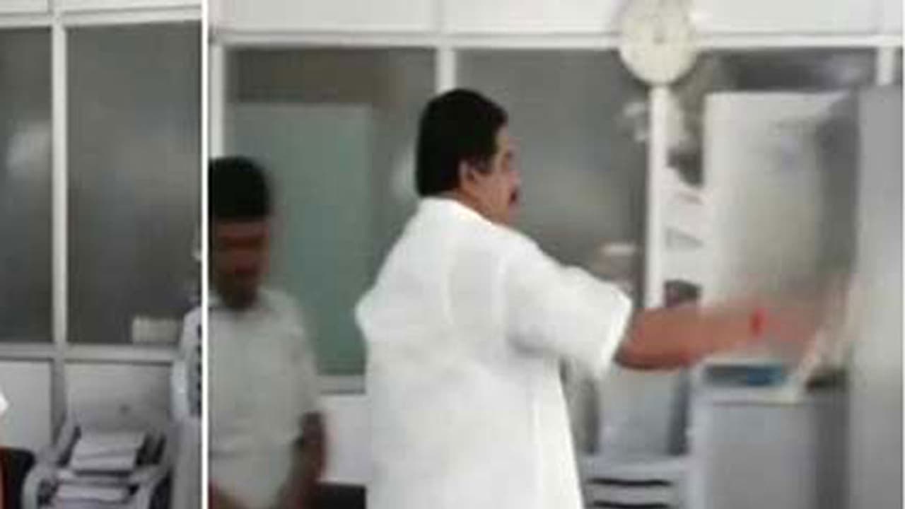 കോര്പ്പറേഷന് ഓഫീസിന് പെട്രോളൊഴിച്ച് തീയിടാന് കോണ്ഗ്രസ് നേതാവിന്റെ ശ്രമം Video കോര്പ്പറേഷന് ഓഫീസിന് പെട്രോളൊഴിച്ച് തീയിടാന് കോണ്ഗ്രസ് നേതാവിന്റെ ശ്രമം Video