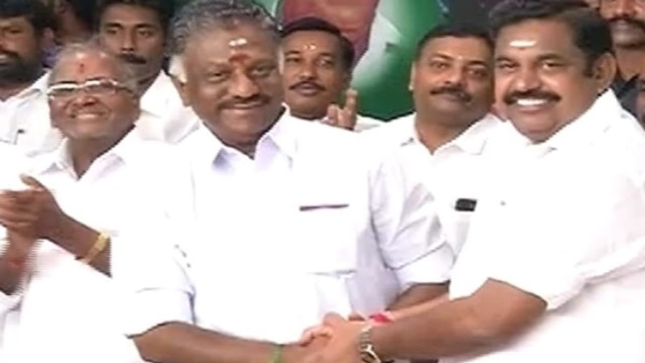 தெரு தெருவாக வாக்கு சேகரிக்கும் ஒபிஎஸ் இபிஎஸ் ; படு குஷியில் மதுசூதனன்...!