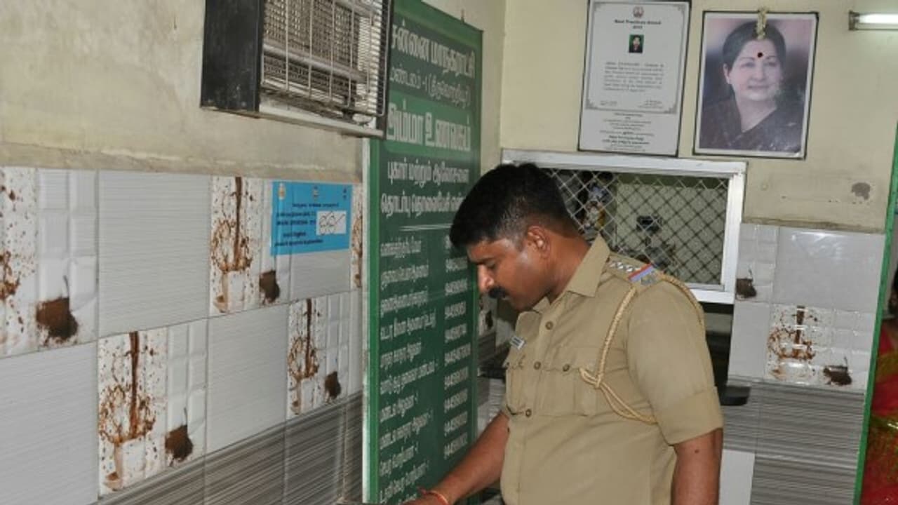 அம்மா உணவகத்தில் காவல் ஆய்வாளர் சிதம்பர முருகேசன்..! அம்மா உணவகத்தில் காவல் ஆய்வாளர் சிதம்பர முருகேசன்..!