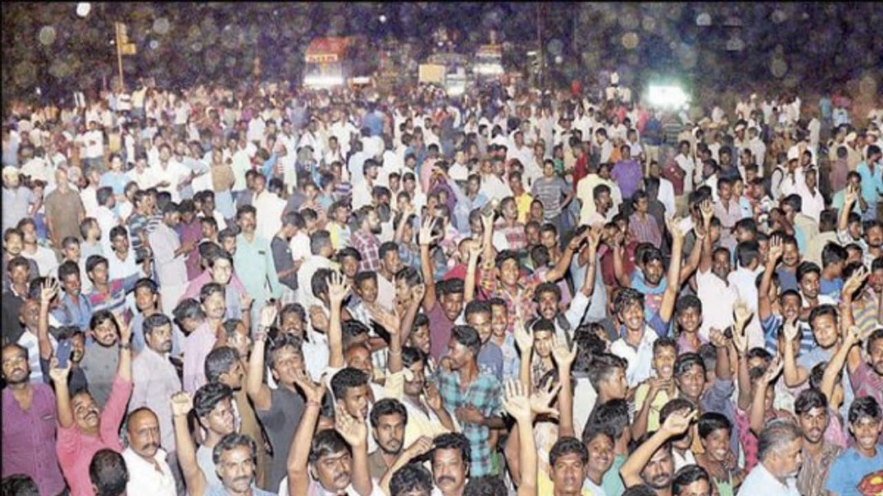 கர்ப்பிணிப் பெண் உயிரிழப்பிற்கு நியாயம் கேட்ட பொது மக்கள்… ஓட ஓட விரட்டி அடித்த போலீஸ்!! கர்ப்பிணிப் பெண் உயிரிழப்பிற்கு நியாயம் கேட்ட பொது மக்கள்… ஓட ஓட விரட்டி அடித்த போலீஸ்!!