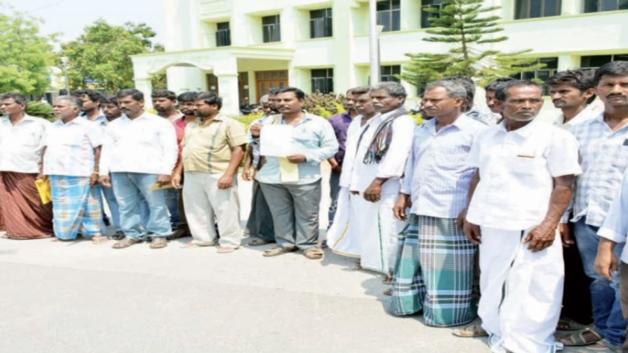 எங்க ஏரியாவுல சாராயக் கடை வேண்டாம்; திரும்பும் பக்கம் எல்லாம் சாராயக் கடைக்கு கடும் எதிர்ப்பு… எங்க ஏரியாவுல சாராயக் கடை வேண்டாம்; திரும்பும் பக்கம் எல்லாம் சாராயக் கடைக்கு கடும் எதிர்ப்பு…