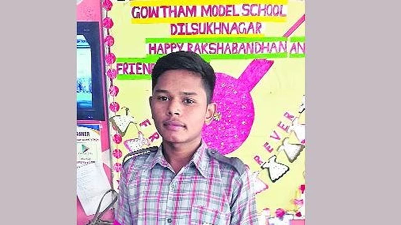 ఫేర్ వెల్ పార్టీ కోసం విద్యార్థి ఆత్మహత్యాయత్నం ఫేర్ వెల్ పార్టీ కోసం విద్యార్థి ఆత్మహత్యాయత్నం