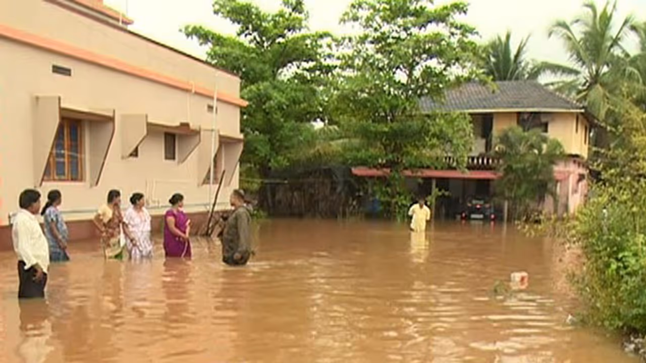 ಅಂಕೋಲಾದಲ್ಲಿ ಭಾರೀ ಮಳೆ, ನೆರೆ ಅಂಕೋಲಾದಲ್ಲಿ ಭಾರೀ ಮಳೆ, ನೆರೆ