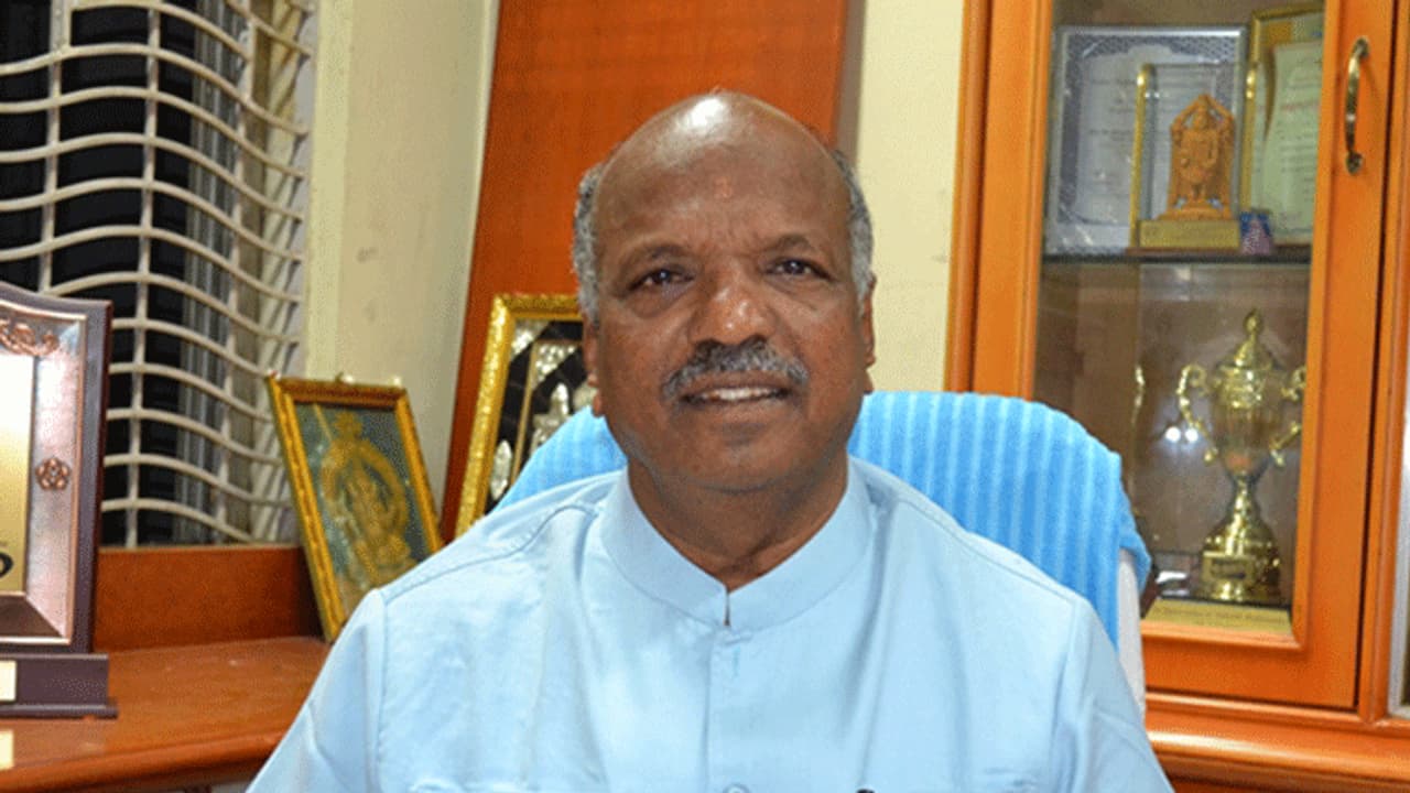 ಪ್ರಯಾಣಿಕರ ವಾಹನಗಳ ಮೇಲೆ ಹೇರಿರುವ ಅಂತರಾಜ್ಯ ತೆರಿಗೆ ರದ್ದುಪಡಿಸಿ:ಷಣ್ಮುಗಪ್ಪ